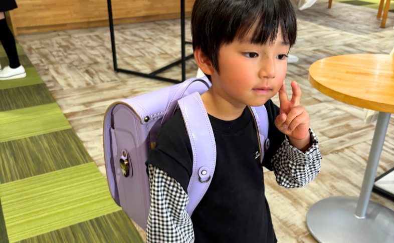 ユニ パープルを背負ったRさん