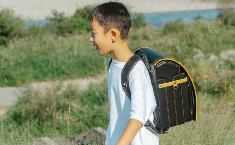 ランドセルを背負った男の子
