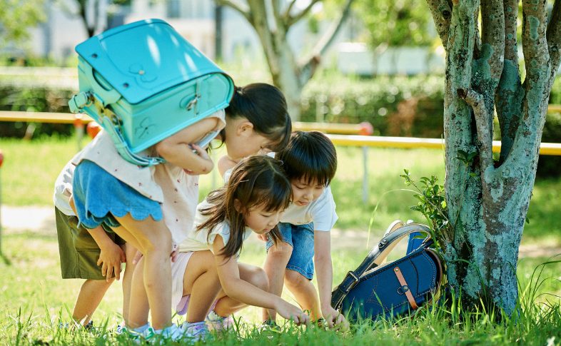 外で遊ぶ　ランドセルと子どもたち