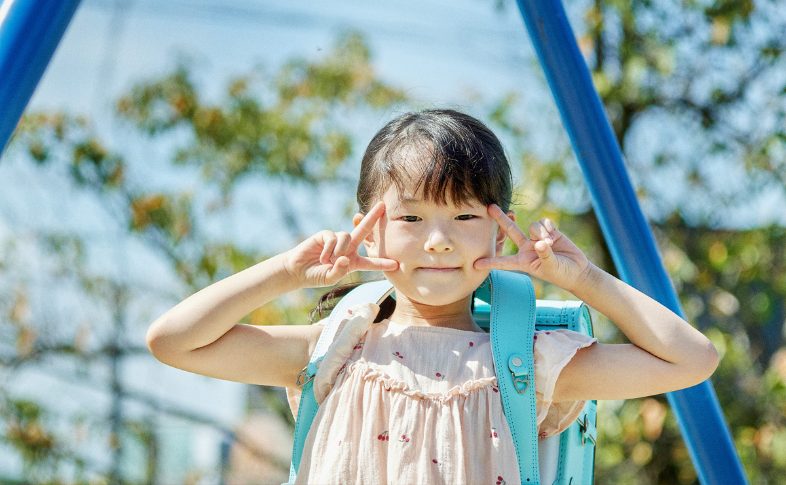 ランドセルを背負った女の子