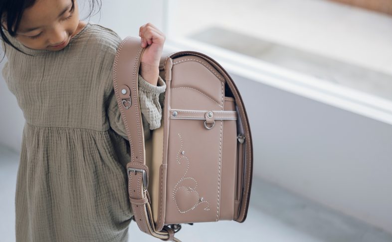 ランドセルを背負おうとしている子ども