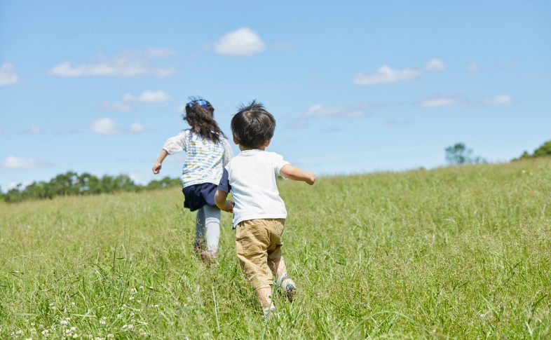 外 走る子ども
