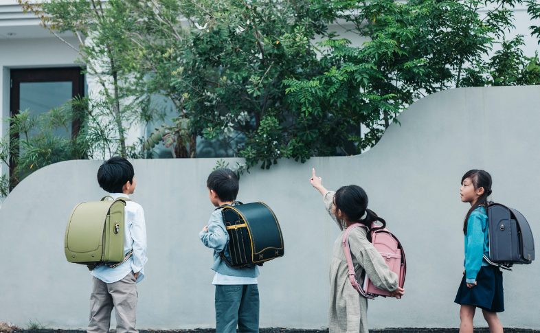 登下校中　ランドセルを背負う子どもたち