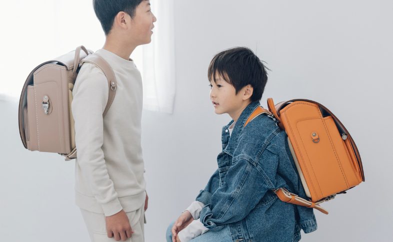 ランドセルを背負う子ども