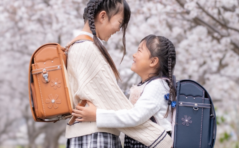 兵庫県三田市/K・N、K・Y様 ランドセル キャメルとデニム紺のコスモスを背負った2人の女の子