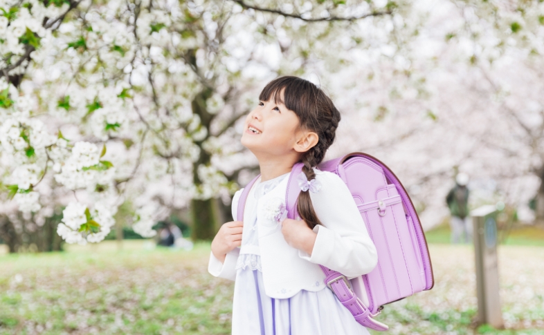 290・K コードバングレース(ラベンダー)を背負った女の子
