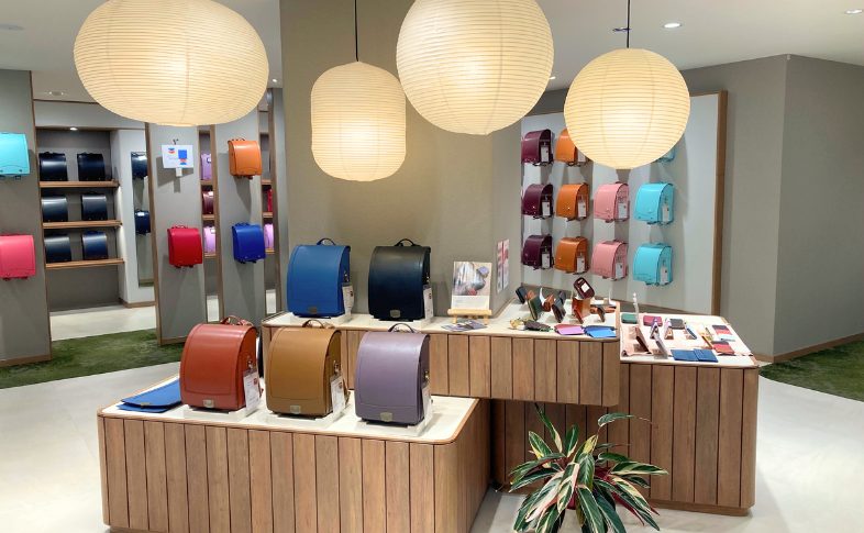 ランドセル並ぶ店内