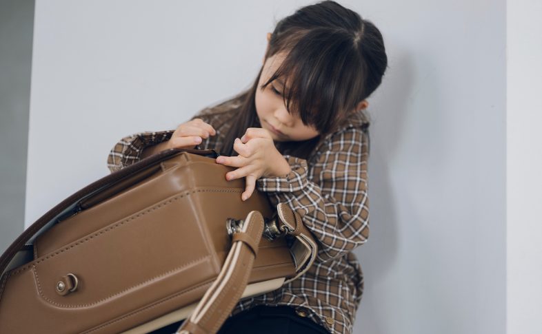 ランドセルをじっくり見るこども