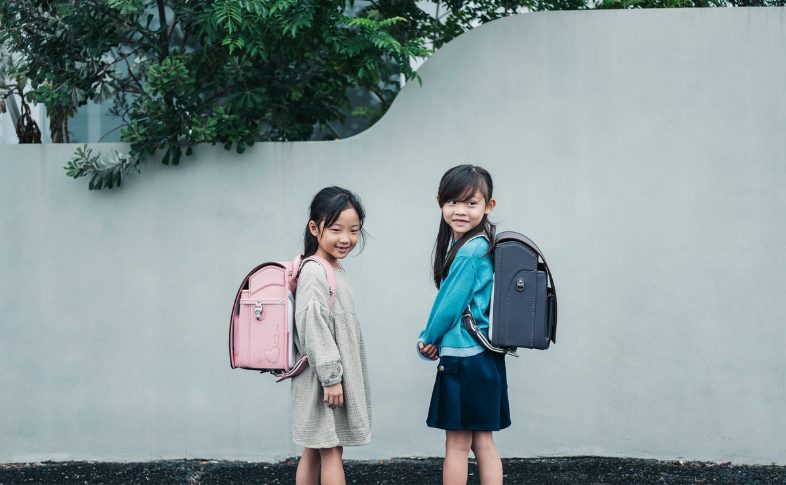 ランドセルと笑顔の子ども