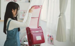 ランドセルをリビングに収納する際のアイデア5選!おしゃれに収納するコツを徹底解説