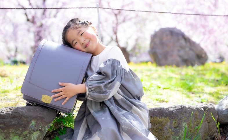 紫のランドセルと女の子