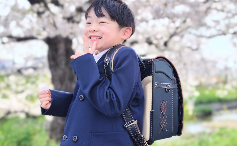 紺色のランドセルを背負う男の子