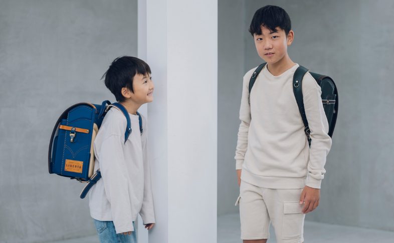 ランドセルを背負い向き合う子どもたち