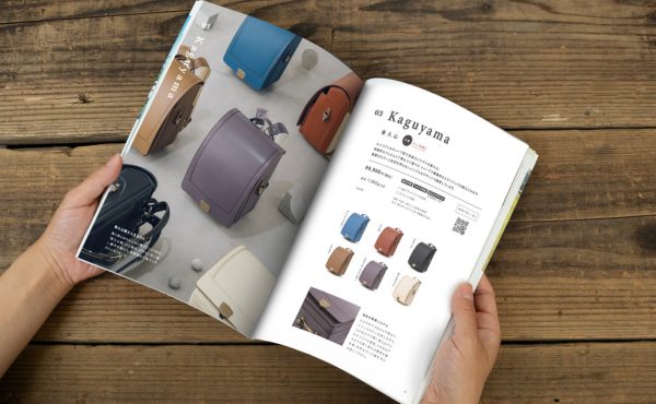 カタログを見る様子