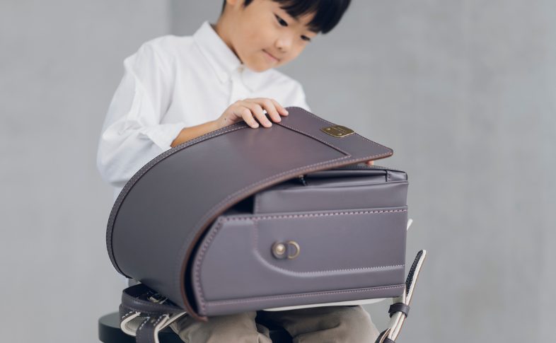 ランドセル　覗く子ども