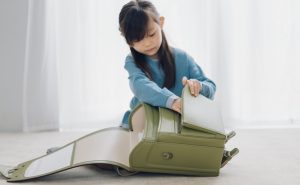 ランドセルにキーケース外付けは危ない？NG例や安全な持たせ方を紹介