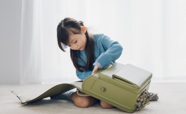ランドセルを開ける女の子