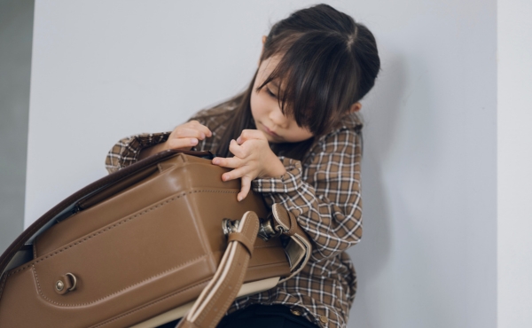 ランドセルを開ける女の子