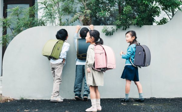 ランドセルを背負う子どもたち
