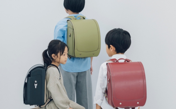 ユニを背負った子どもたち