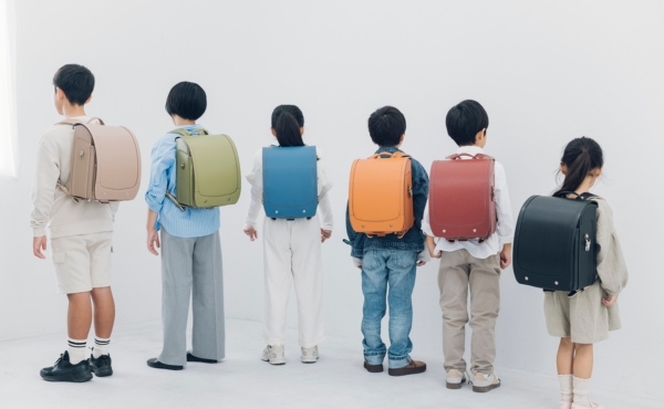 ユニを背負った子どもたち