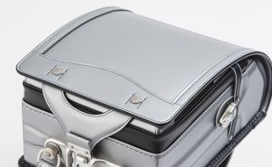 ランドセル シルバーってどう？後悔が心配な方へ、人気の理由と選び方を解説