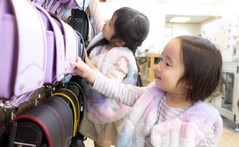 ランドセルを見る子どもたち
