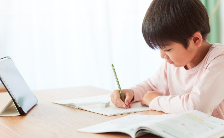 タブレット学習する子ども