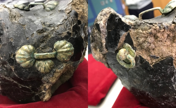 出土した革袋の金具