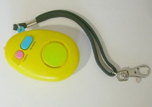 防犯ブザーは使い方を確認しておこう。 "Personal alarm" by tyuta0055 - 投稿者本人撮影. Licensed under CC 表示-継承 3.0 via ウィキメディア・コモンズ - https://commons.wikimedia.org/wiki/File:Personal_alarm.jpg#mediaviewer/File:Personal_alarm.jpg