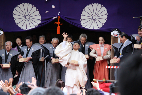 鞄工房山本版 奈良ガイド 「福は～山！」で豆を撒く！大神神社の節分祭