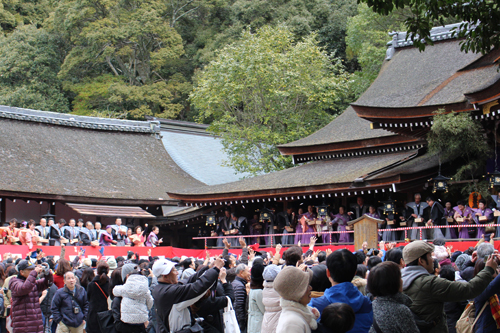 鞄工房山本版 奈良ガイド 「福は~山!」で豆を撒く!大神神社の節分祭