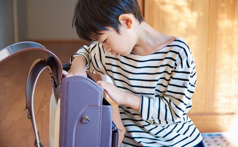 ランドセル覗くこども