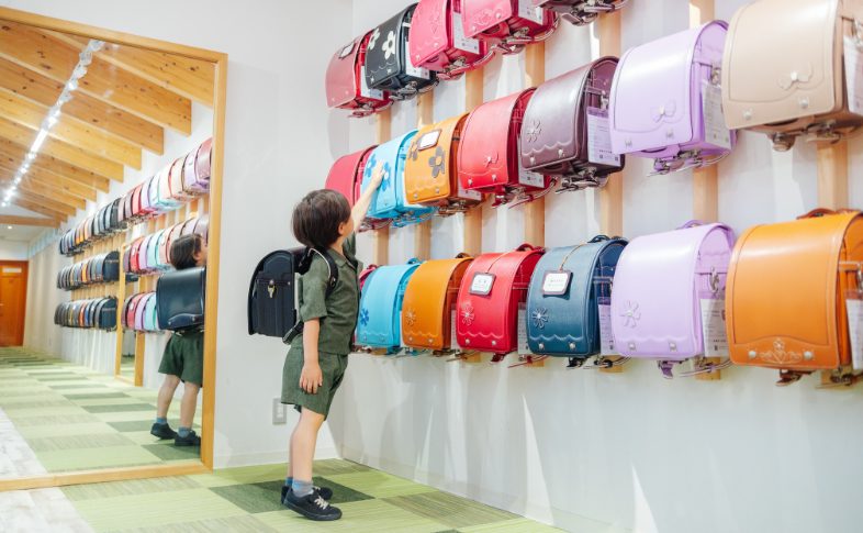 奈良本店　ランドセルを選んでいる男の子