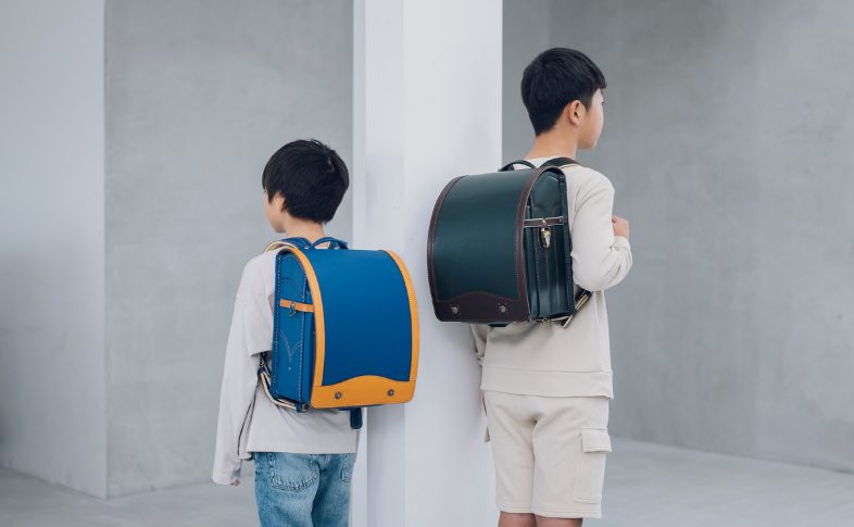 ランドセルを背負う男の子たち