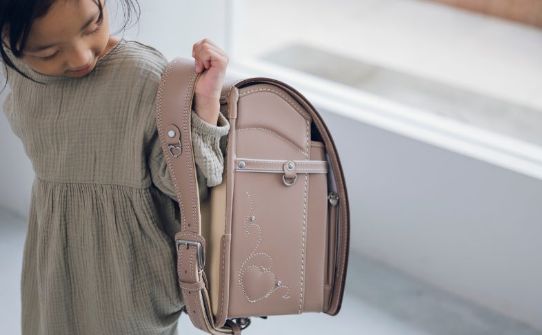 ランドセルを背負う女の子