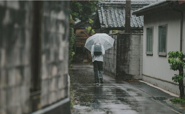 子どもの雨の登校姿